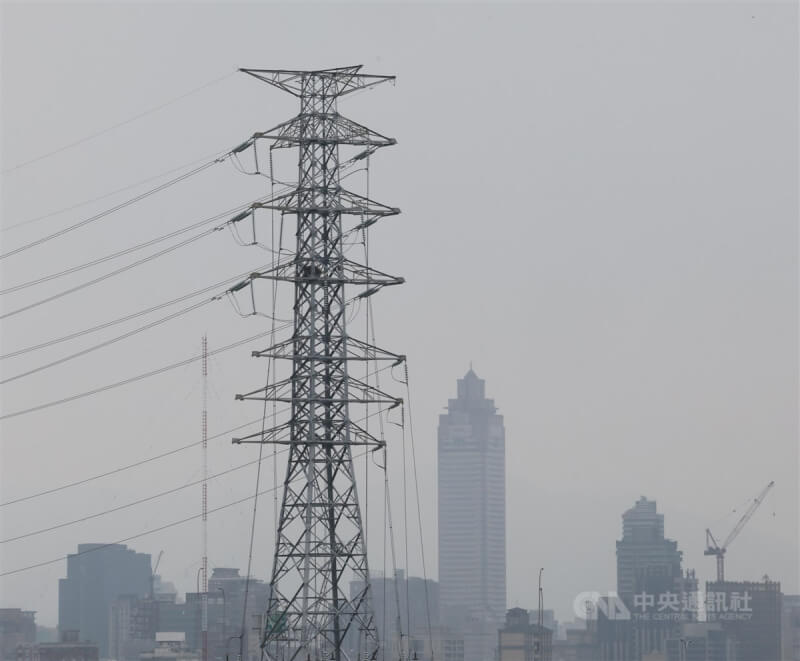 台北市區一處高壓電塔。（中央社檔案照片）