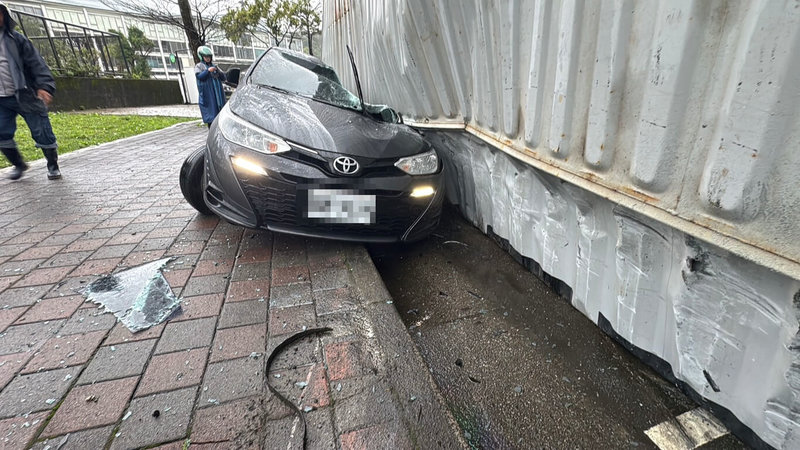 高姓男子5日駕駛貨櫃車行經基隆市百福公園旁實踐路彎道時，疑車速過快貨櫃掉落，壓到停在路旁的5輛轎車，幸無人受傷。（讀者提供）中央社記者王朝鈺傳真  114年3月5日