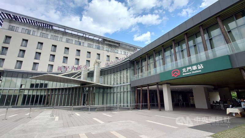 阿里山林鐵及文資處北門車站飯店將委由煙波集團經營20年,5日簽訂營運契約,預定修建期1年半,2026年竣工、正式營運。中央社記者蔡智明攝 114年3月5日