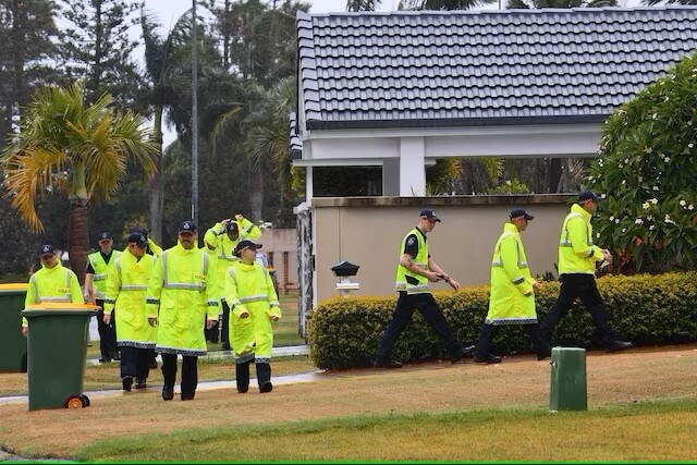 熱帶氣旋艾佛瑞德5日朝澳洲東岸直撲而來，警方挨家挨戶請居民撤離。（AAP Image/Jono Searle/via路透社）