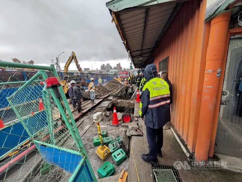 新北市水利局辦理樹林區大同路污水下水道工程修繕作業時，5日中午發生工地土石坍方，砸死1名工人，勞工局、水利局將釐清肇事原因與責任。（翻攝畫面）中央社記者黃旭昇新北市傳真  114年3月5日