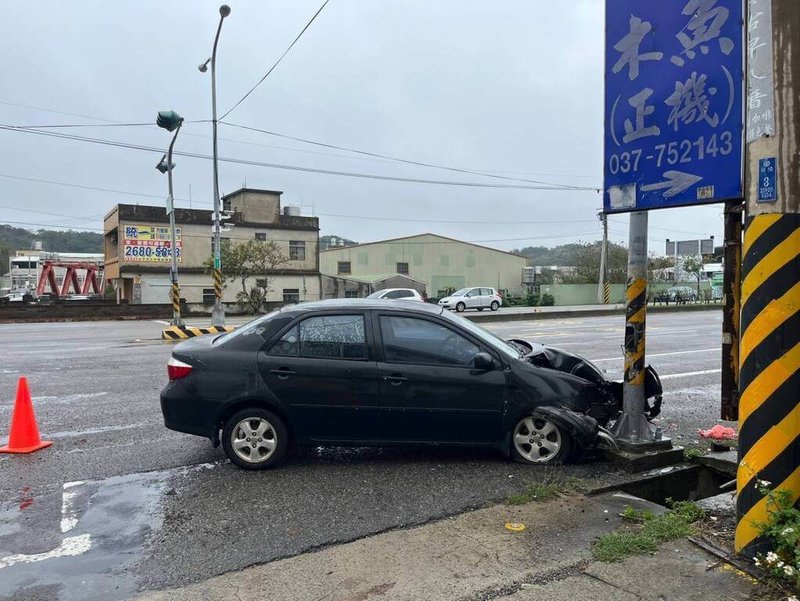 苗栗縣通霄鎮台1線竹林路口5日發生汽機車碰撞事故，警方到場發現徐姓男子疑似酒駕肇事，依法送辦，但遭撞擊陳姓機車騎士卻也逃離現場，警方事後約談陳男到案說明，他坦承無照騎車，被開出2張罰單。（警方提供）中央社記者管瑞平傳真  114年3月6日