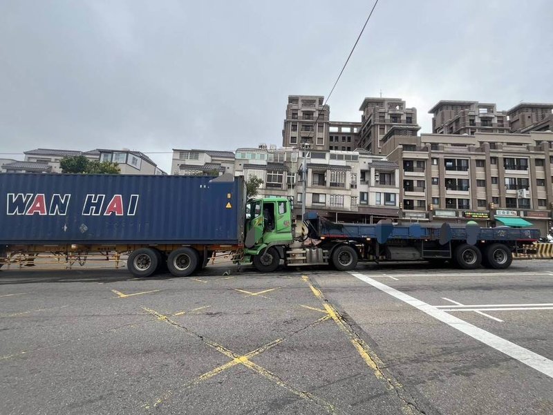 台中沙鹿區向上路段6日上午發生貨櫃車與拖板車追撞事故，警方指出，雙方駕駛經酒測後，均無酒駕情事，將調查進一步釐清確切肇事原因。（民眾提供） 中央社記者趙麗妍傳真  114年3月6日