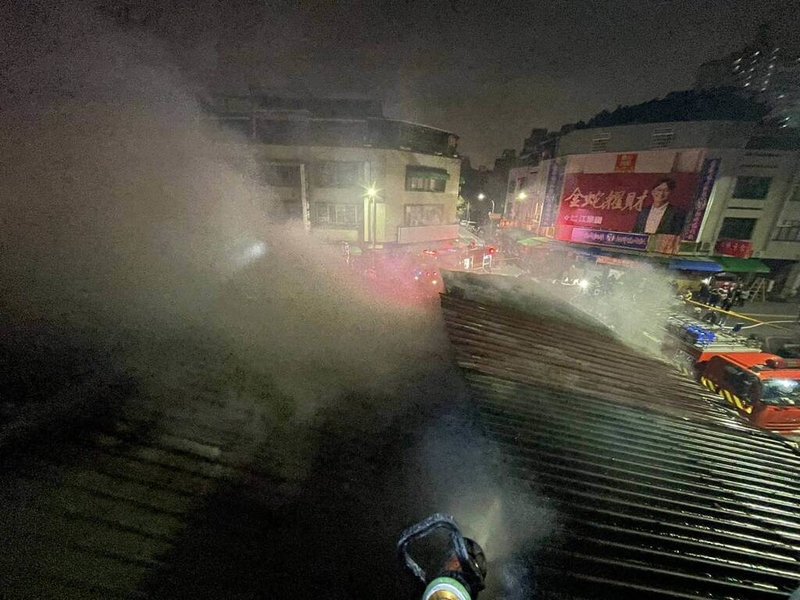 台中市第五市場5日深夜發生火警,消防局獲報到場搶救,火勢撲滅後無人員傷亡,初估財損破新台幣百萬元。(台中市消防局提供)中央社記者蘇木春傳真 114年3月6日