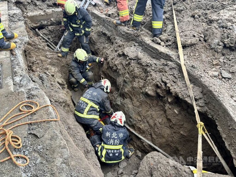 新北市樹林區一處污水道工程6日中午發生意外事故，一名男性工人被大石頭壓傷受困，警消人員到場將男子救出時，發現已失去呼吸心跳，送醫急救。（翻攝照片）中央社記者趙敏雅傳真  114年3月6日