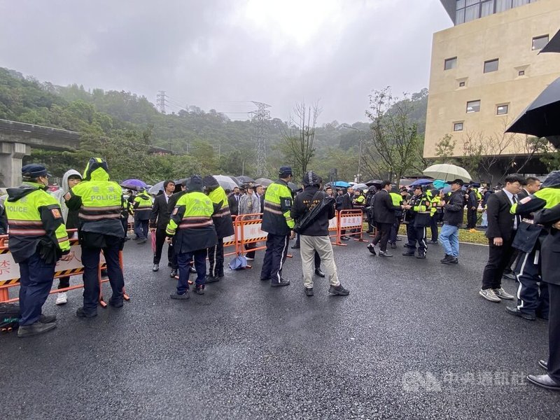 竹聯幫主黃少岑告別式6日上午在台北市懷愛館舉行，北市警出動近430名人力到場戒備，適時盤查、蒐證，查獲3名通緝犯和2名青少年。中央社記者黃麗芸攝  114年3月6日