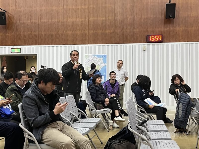 高鐵延宜蘭二階環評公聽會新北場6日下午在汐止區公所登場,雙溪區上林里里長簡德福(持麥克風者)會中表示,規劃路線時沒聽地方聲音,現在辦公聽會,「只是叫我們來背書,我們提出意見,你們都說不行,要不要換間公司來設計?」中央社記者趙敏雅攝 114年3月6日