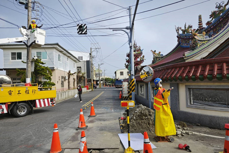 台南市政府獲經濟部水利署補助，辦理佳里區埔頂社區新建雨水箱涵，降低積淹水風險，工程啟動前置作業，遷移管線。（台南市水利局提供）中央社記者楊思瑞台南傳真  114年3月6日