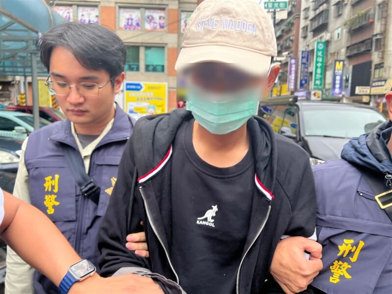 藝人王大陸涉嫌教唆毆打Uber司機案，新北市政府警察局永和分局5日拘提李姓（前）等3名涉嫌人，晚間依傷害罪嫌，移送新北地檢署複訊。（民眾提供）中央社記者黃旭昇新北市傳真 113年3月5日