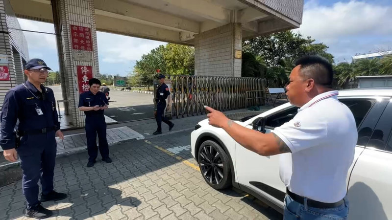 屏東恆春台電核三廠6日上午11時許發生火警，恆春鎮民代表會主席趙記明（右）趕赴現場，情緒激動，一度開車衝撞核三廠大門，遭警方喝止要求下車；他怒批核三廠未在第一時間通知疏散。（民眾提供）中央社記者黃郁菁傳真  114年3月6日