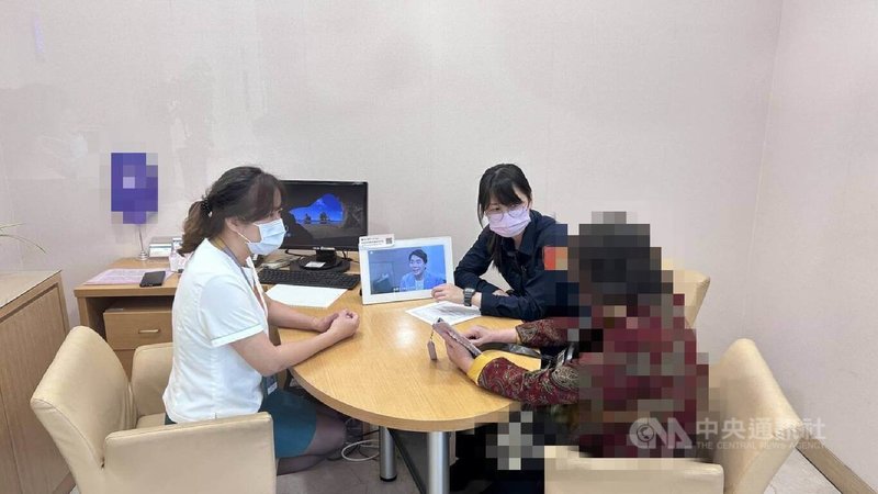 台中市沈姓婦人（前右）日前到銀行欲匯款購買「醫療復健器材」，卻無法交代細節，行員懷疑沈婦遭詐騙，隨即通報警方到場協助勸阻，成功保住婦人積蓄。（翻攝照片）中央社記者蘇木春傳真  114年3月6日