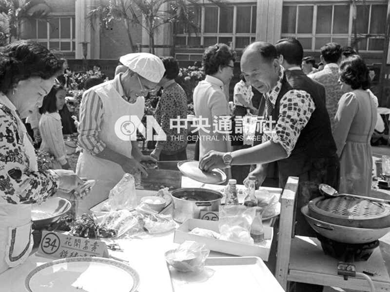 參賽者烹調拿手菜色。中央社記者陳漢中攝 65年3月7日