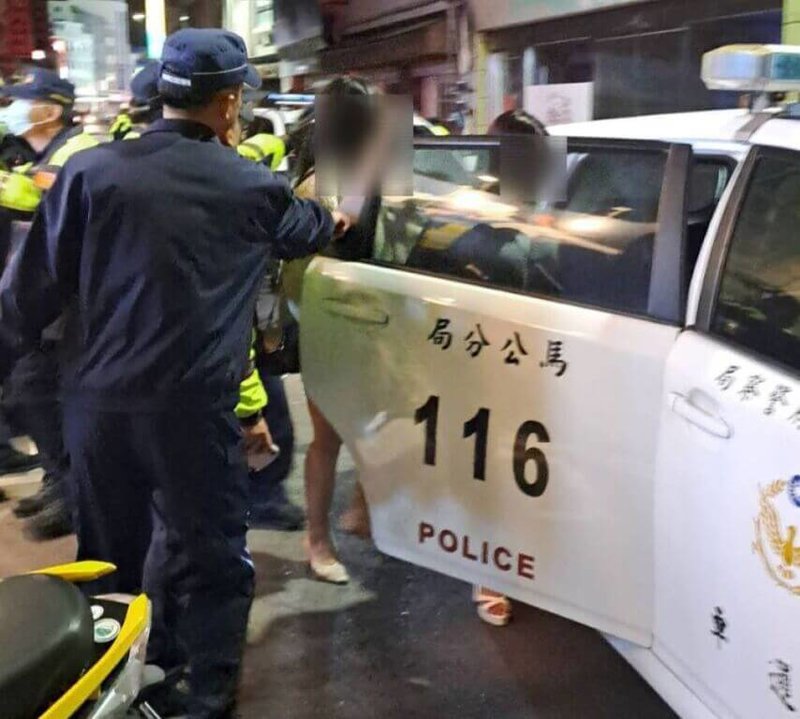 澎湖縣警察局馬公分局5日晚間執行擴大臨檢勤務,在馬公市某卡拉OK內一處暗房發現藏有8名泰籍及2名越籍女子,全部帶回分局調查。(澎湖縣警察局馬公分局提供)中央社 114年3月6日