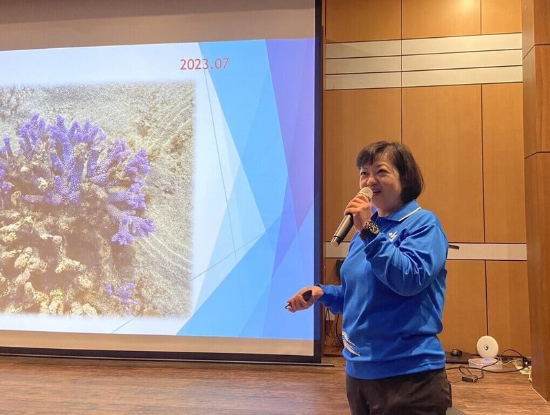 「海洋女力.感謝有妳」澎湖南方4島女性成長故事分享會7日在澎湖海洋地質公園中心舉行,海管處志工陳彥妃(圖)分享她投身海洋志願服務的歷程。(海洋國家公園管理處提供)中央社 114年3月7日