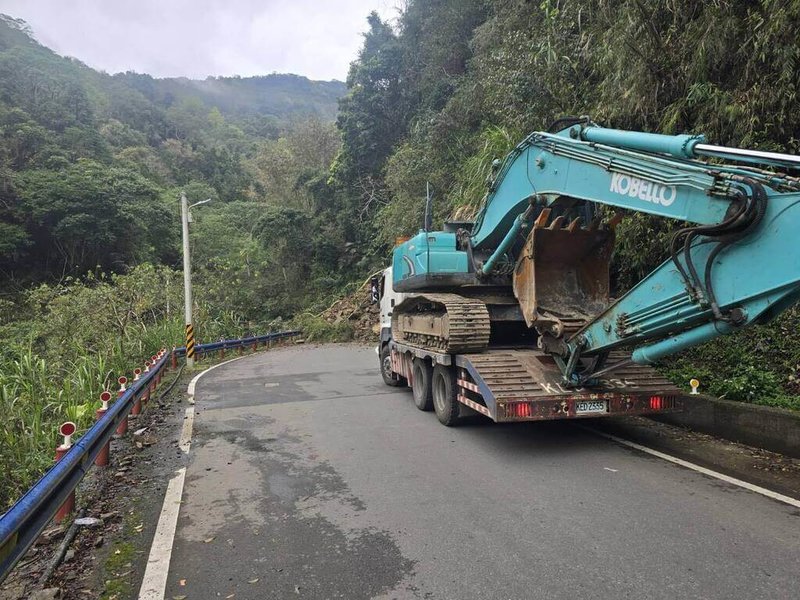 竹縣122線38.5公里處7日發生土石崩塌，導致道路中斷，正搶修中。新竹縣政府表示，已進行交通管制封閉，用路人可走替代道路竹122線39.6公里及十八兒路口出入。（國民黨新竹縣議員張益生提供）中央社記者郭宣彣傳真  114年3月7日