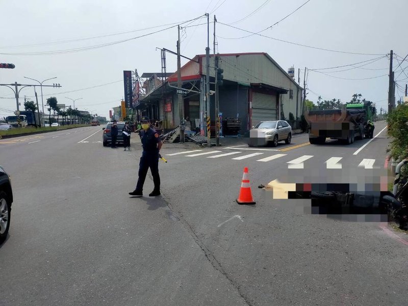 屏東縣新園鄉7日上午發生死亡交通事故，1輛聯結車右轉時與機車擦撞，導致機車騎士當場死亡。警方獲報到場處理並指揮交通。（屏東縣政府警察局東港分局提供）中央社記者黃郁菁傳真  114年3月7日