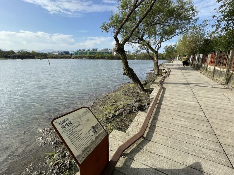 宜蘭羅東林業文化園區內的環池木棧道架體近年出現鏽蝕，經農業部林業保育署宜蘭分署修繕後，已重新開放，提供遊客煥然一新的休憩散步環境。（宜蘭分署提供）中央社記者沈如峰宜蘭傳真  114年3月7日