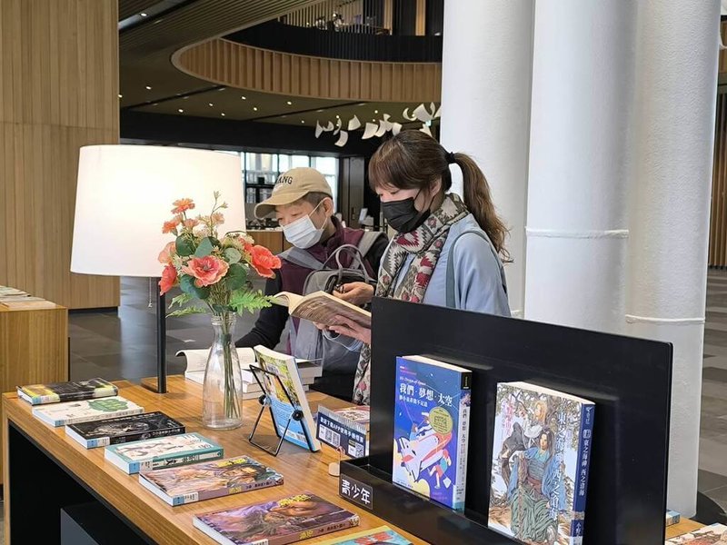 台南市立圖書館7日公布民國113年全市45間圖書館閱讀調查結果，據統計顯示，總借閱冊數逾1100萬，借閱次數最高前3名全是漫畫。（台南市政府提供）中央社記者張榮祥台南傳真  114年3月7日