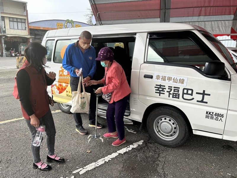 高雄市政府自民國110年起在美濃區開始擴展「幸福共享高雄GO」彈性預約交通服務，以多元車輛提供偏鄉民眾預約搭乘，7日起在茂林、甲仙區正式上路。（高雄市交通局提供）中央社記者洪學廣傳真  114年3月7日