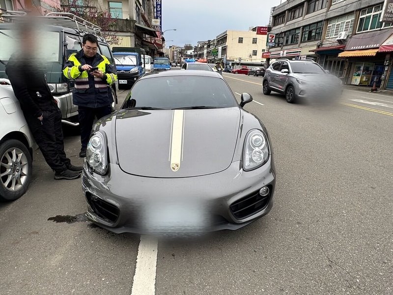 苗栗縣頭份市陳姓男子7日疑服用安眠藥後開跑車上路,沿途擦撞6部汽機車肇事逃逸,遭警方攔獲,全案依公共危險罪嫌函送。(警方提供)中央社記者管瑞平傳真 114年3月7日