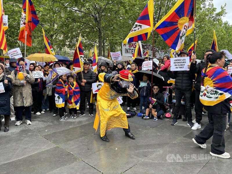 法國國內情報總局局長貝東以去年中共強迫遣返中國異議人士為例，指出跨界鎮壓案件激增，情報局也在官網上發布相關文章警告民眾。圖為去年5月5日中國國家主席習近平訪法時西藏團體的示威，主辦方告訴中央社，現場亦有中國官方派人監控活動。中央社記者曾婷瑄巴黎攝  114年3月7日