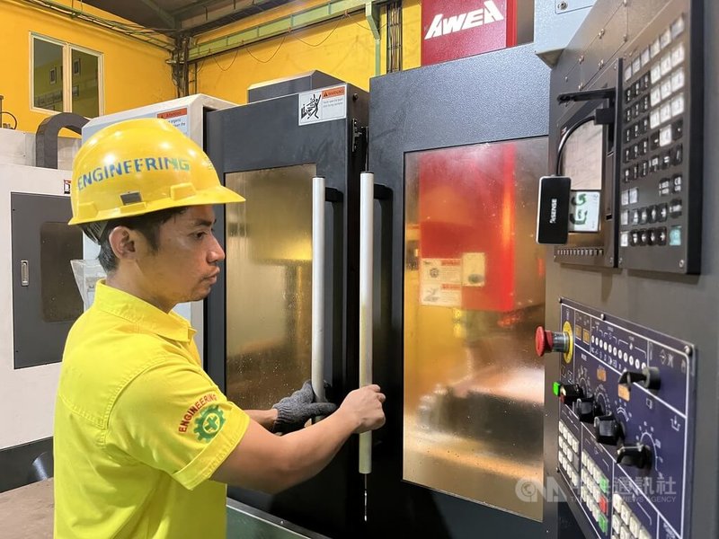 台商高應昌創辦的印尼福爾摩沙技術中心,設有電機工程與機械操作2個科系,課程包括精密製造、自動控制及模具工程等,中心內有實習廠房,有來自台灣的各式車床與自動控制設備。圖為印尼學生學習操作設備。中央社記者李宗憲雅加達攝 114年3月7日