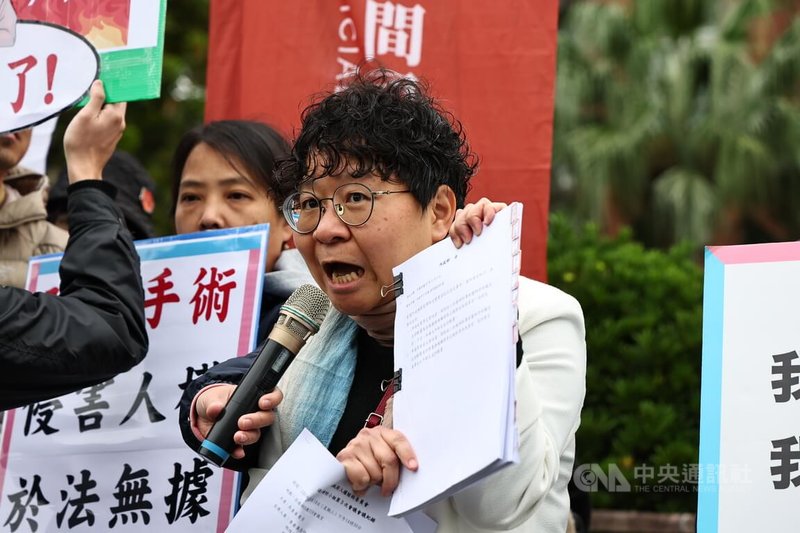 台灣伴侶權益推動聯盟等團體7日在監察院外舉行記者會,伴侶盟秘書長簡至潔(右)指出,目前民眾若要變更法定性別,還是必須提交性器官的摘除證明書,非常不人道也違反人權,且許多機關認定內政部的函釋已違法違憲。中央社記者翁睿坤攝 114年3月7日