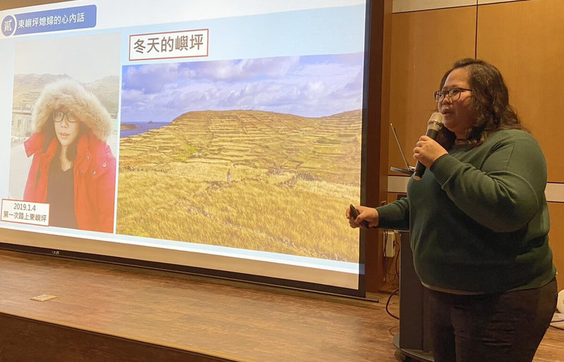 內政部國家公園署海洋國家公園管理處7日舉辦「海洋女力.感謝有妳」澎湖南方4島女性成長故事分享會,從事海上育樂業的陳雅玲(圖)以「與海共生」為主軸,分享在望安東嶼坪結合在地資源與文化,推動生態環保與永續旅遊的心路歷程。(海洋國家公園管理處提供)中央社 114年3月7日