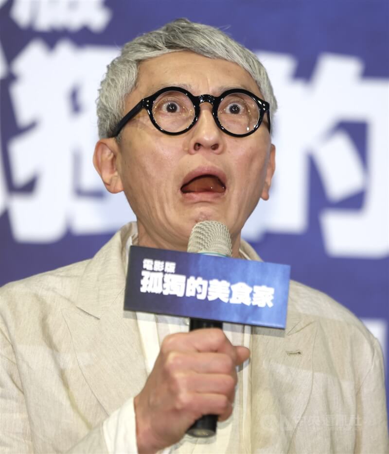 日本影星松重豐(圖)7日來台宣傳電影版「孤獨的美食家」,下午在台北出席記者會,現場做出劇中經典表情。中央社記者趙世勳攝 114年3月7日