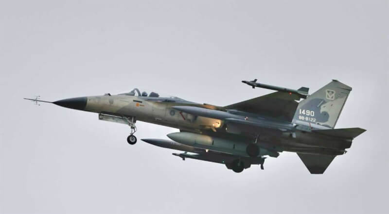 空軍經國戰機7日掛載測試中的空射雄三反艦飛彈(機翼下方)升空。(讀者提供)中央社記者吳書緯傳真 114年3月7日