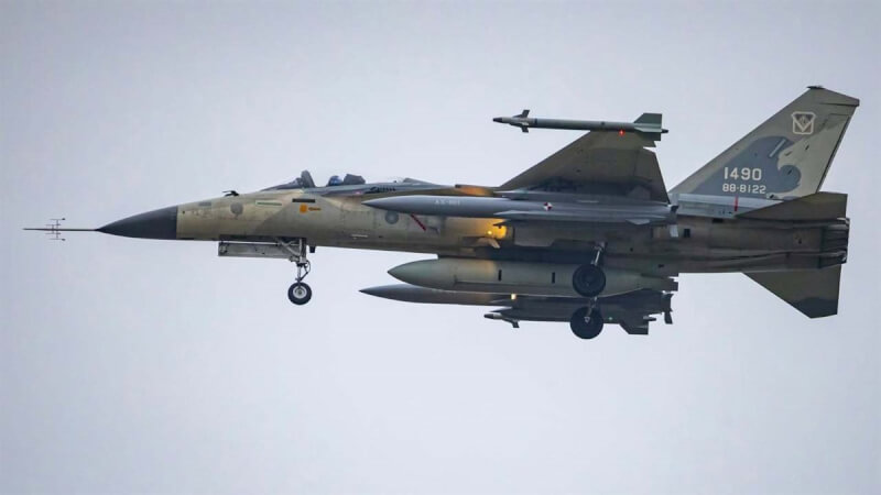 空軍經國戰機7日掛載測試中的空射雄三反艦飛彈(機翼下方)升空。(讀者提供)中央社記者吳書緯傳真 114年3月7日