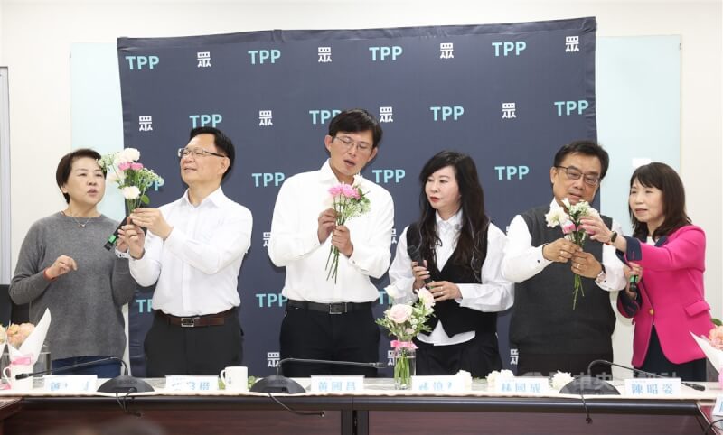 民眾黨立法院黨團7日舉辦「獻給darling 感謝有妳」國際婦女節快樂記者會,黨團總召黃國昌(左3)與立委張啓楷(左2)、林國成(右2)親自包裝花束,送給黃珊珊(左)、林憶君(右3)、陳昭姿(右)。中央社記者謝佳璋攝 114年3月7日