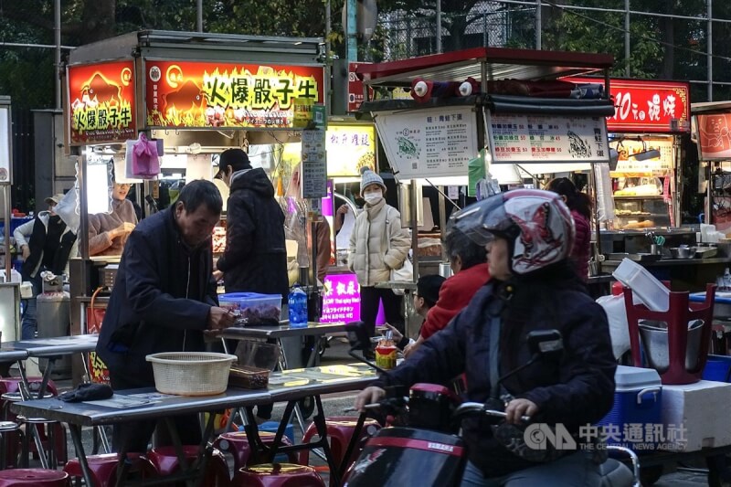 圖為台北市寧夏夜市傍晚陸續出現購買外食人潮。（中央社檔案照片）