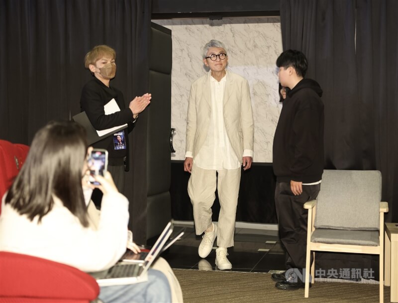 電影版「孤獨的美食家」由日本影星松重豐(中)自編、自導、自演,他7日為了電影訪台宣傳,下午在台北出席記者會。中央社記者趙世勳攝 114年3月7日