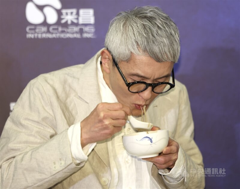日本影星松重豐(圖)7日來台宣傳電影版「孤獨的美食家」,下午在台北出席記者會,現場品嚐台灣麵線。中央社記者趙世勳攝 114年3月7日