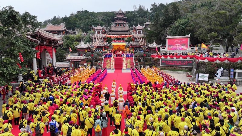 金門縣媽祖聯誼會自6日起至9日號召金門各地媽祖廟前往中國泉州天后宮等地進香祈福，7日交流團到湄洲媽祖祖廟進香，場面盛大。（金門縣金城鎮南門境天后宮提供）中央社記者吳玟嶸傳真  114年3月7日