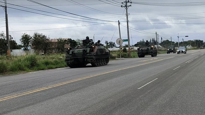 陸軍台東地區指揮部「鎮東部隊」近日在知本防風林和海邊操演，台東營區往知本海邊的路上，可以看到各式戰車、甲車奔馳而過。（民眾提供）中央社記者盧太城台東傳真  114年3月7日
