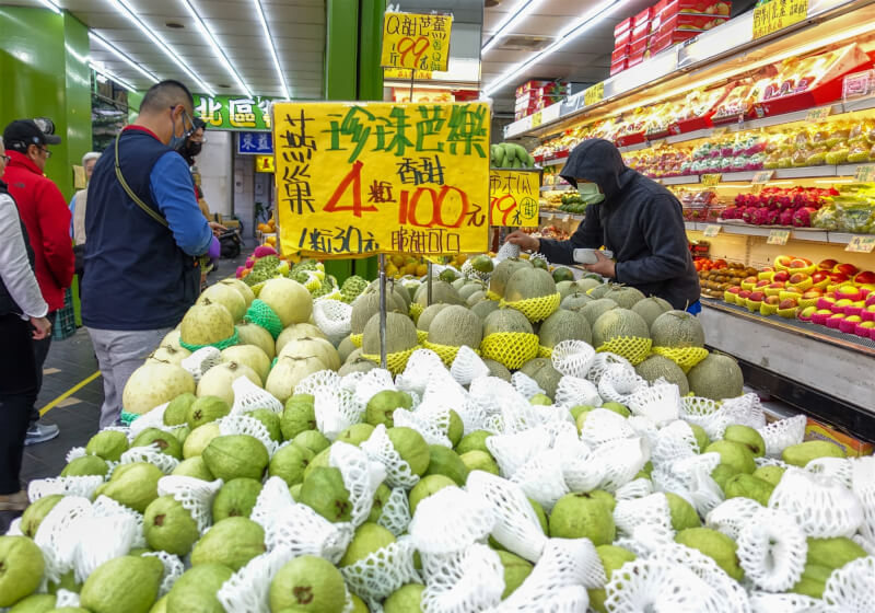 圖為民眾在台北市大同區蔬果店購買水果。（中央社檔案照片）