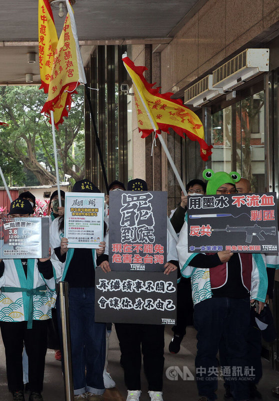 罷免國民黨新北、台中、彰化、雲林立委團體7日上午至中選會領取連署人名冊格式，預計展開第二階段連署。中央社記者郭日曉攝  114年3月7日