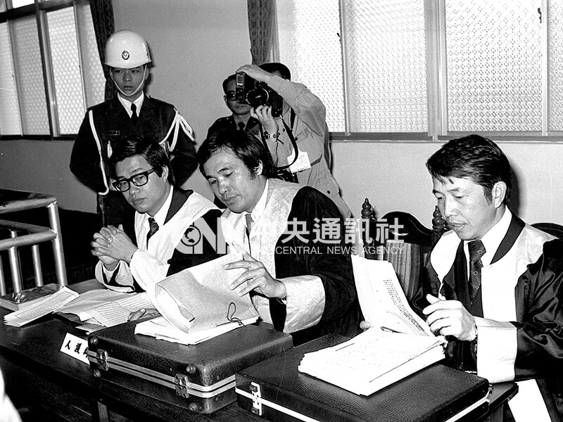 姚嘉文(中)擔任余登發父子的辯護律師。中央社記者劉偉勳攝 68年3月9日