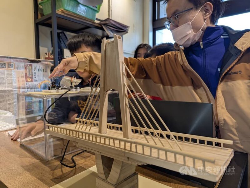 金門縣上岐國小師生以冰棒棍搭建金門大橋模型,透過物聯網取得環境中細懸浮微粒(PM2.5)數據,結合OLED螢幕顯示監測空氣品質,製作作品「金門大橋下的智慧空氣守護者」,在113學年度科技教育創意實作競賽資訊科技組金門縣初賽中勇奪金牌。中央社記者吳玟嶸攝 114年3月8日