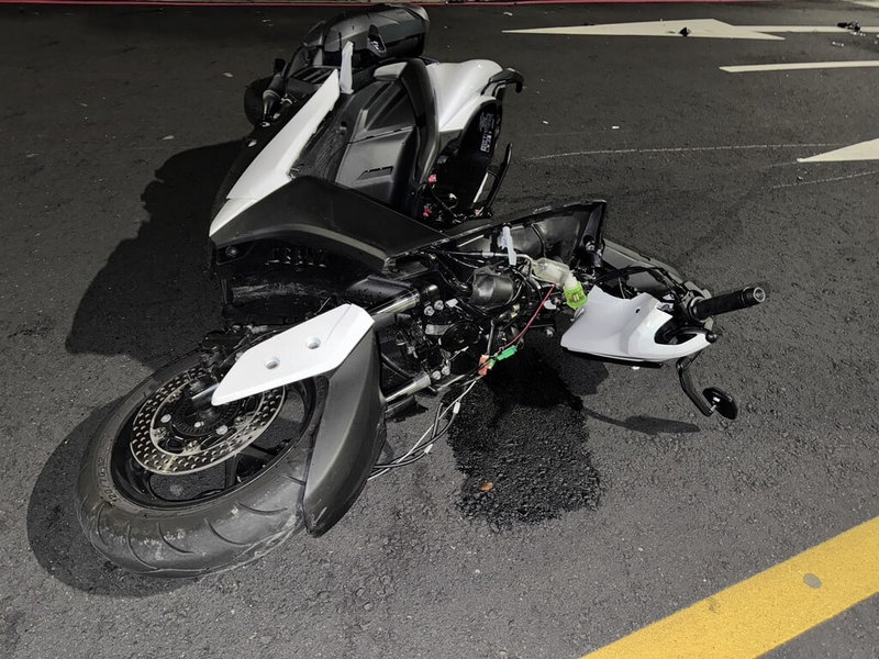 台中市陳姓機車騎士遭無照酒駕的汽車駕駛撞上,騎士送醫不治,機車車身毀損嚴重。(民眾提供)中央社記者趙麗妍傳真 114年3月8日