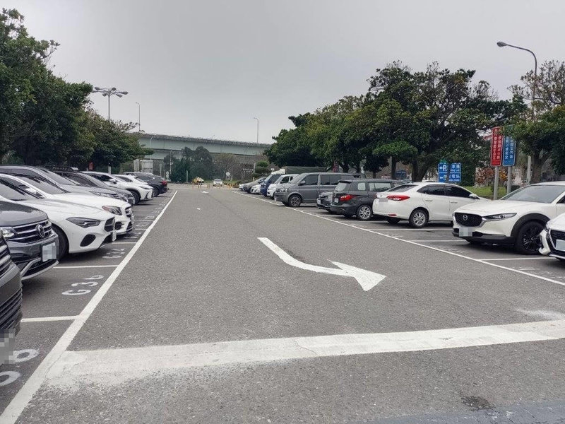 為防止民眾在連假及尖峰時間霸占國道服務區停車位，高公局規劃縮短停車時數上限，從現行4小時縮短為2小時。圖為中壢服務區停車場。（高公局提供）中央社記者余曉涵傳真  114年3月8日