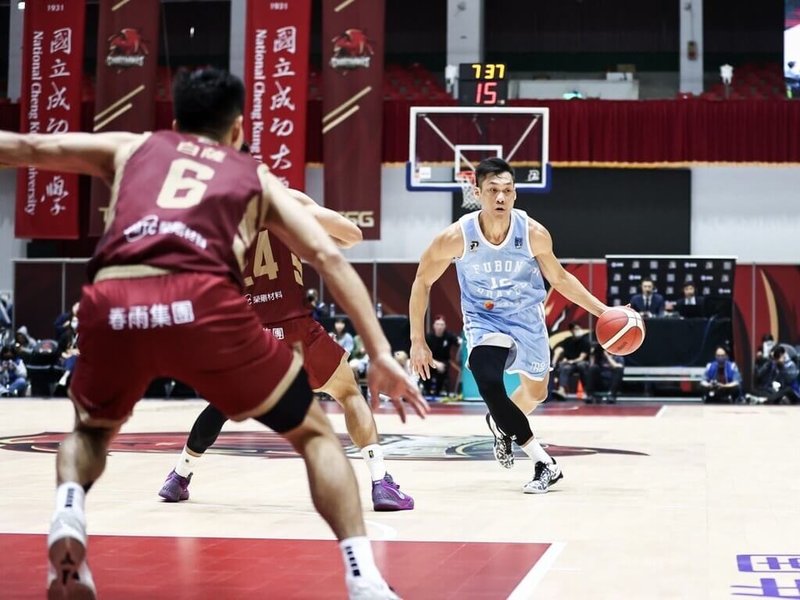 台灣職籃P.LEAGUE+聯盟台北富邦勇士隊當家球星「野獸」林志傑(藍衣)8日傷癒歸隊,全場攻下15分,率隊以114比110收下2連勝。(台北富邦勇士提供)中央社記者黃巧雯傳真 114年3月8日