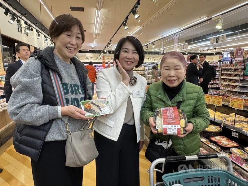 農業部次長黃昭欽率團在日本出席與西日本鐵道公司合辦的推銷台灣龍虎斑記者會。屏東縣長周春米(中)也出席這場記者會,訪團到西鐵超市柳川店視察台灣龍虎斑便當及魚排的陳列與銷售情況,遇到有日本民眾購買。日本民眾說沒吃過台灣龍虎斑,想吃看看。中央社記者楊明珠福岡攝 114年3月8日