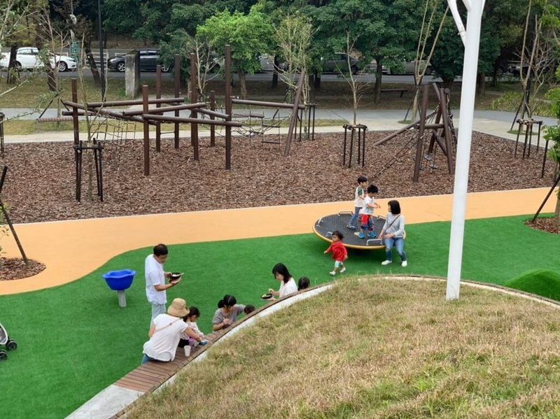 台北市近年持續在公園內增設共融式遊戲場,議員質疑市府不在乎品質,導致遊具使用率低等狀況。公園處8日表示,將針對新建或更新的共融式遊戲場,依在地需求及相關原則持續改善。圖為辛亥生態公園共融式遊具。(公園處提供)中央社記者劉建邦傳真 114年3月8日