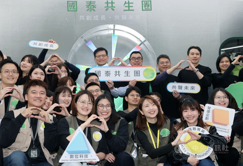 台大校園徵才博覽會8日登場,有超過330家企業釋出逾4萬個職缺,國泰世華銀行總經理李偉正(後右5)出席為員工鼓舞士氣,帶領大隊人馬出動招募新血。中央社記者郭日曉攝 114年3月8日