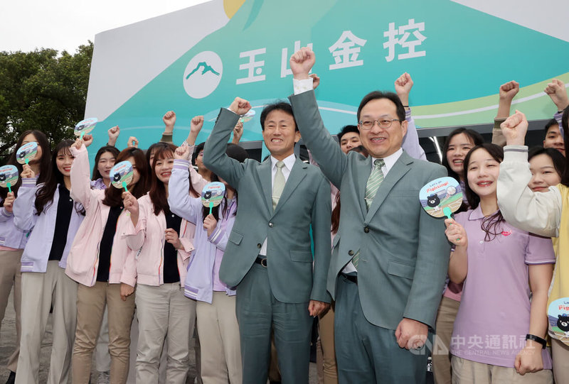 台大校園徵才博覽會8日登場,有超過330家企業釋出逾4萬個職缺。各大金控大隊人馬出動招募新血。圖為玉山金總經理陳茂欽(前右3)出席校園徵才博覽會。中央社記者郭日曉攝 114年3月8日