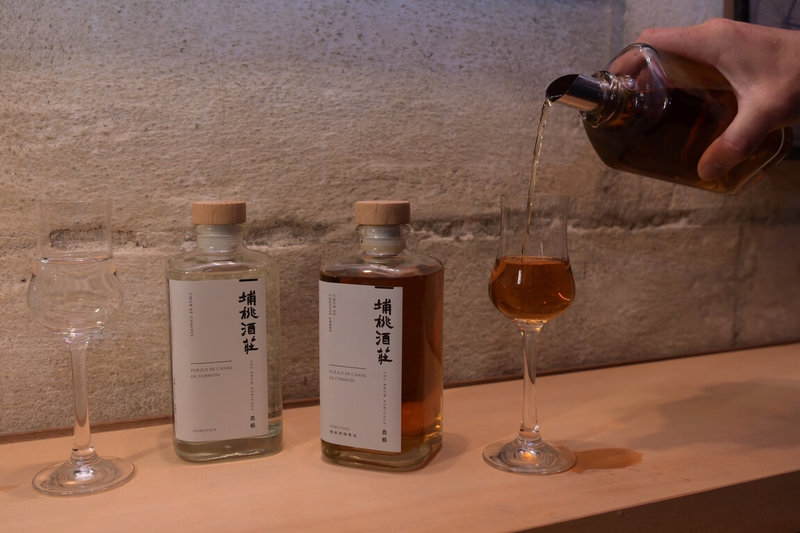 第31屆法國世界酒類大賽6日揭曉競賽得獎名單,台灣兩款台灣農藝蘭姆酒在逾2600款酒類中脫穎而出。左邊為沒有過桶的農藝蘭姆原酒,右邊為有過桶的熟成農藝蘭姆酒,兩者皆拿下大金獎。(陳千浩提供)中央社記者曾婷瑄巴黎傳真 114年3月8日