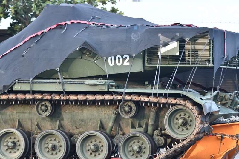 民眾7日目擊拖車載運疑似進行測試的國軍M60A3戰車,砲塔002上方可見漆有「中」字的中科院院徽,置物籃內也裝載新設備。(讀者提供)中央社記者吳書緯傳真 114年3月8日